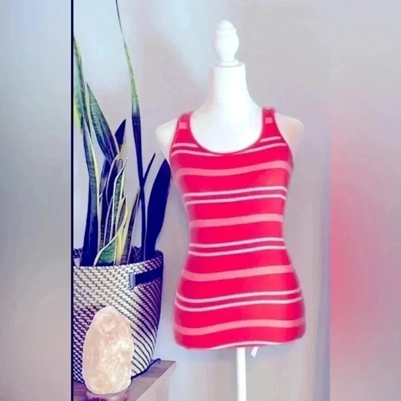 Set of 3 tanks tops and grey leggings Old Navy workout bundle! - Picture 3 of 8